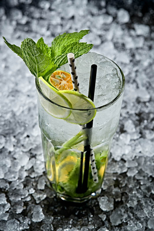 调制含酒精类饮品青柠薄荷叶雪碧伏特加