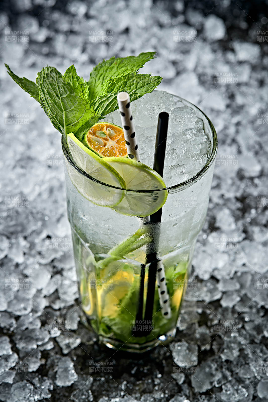 调制含酒精类饮品青柠薄荷叶雪碧伏特加