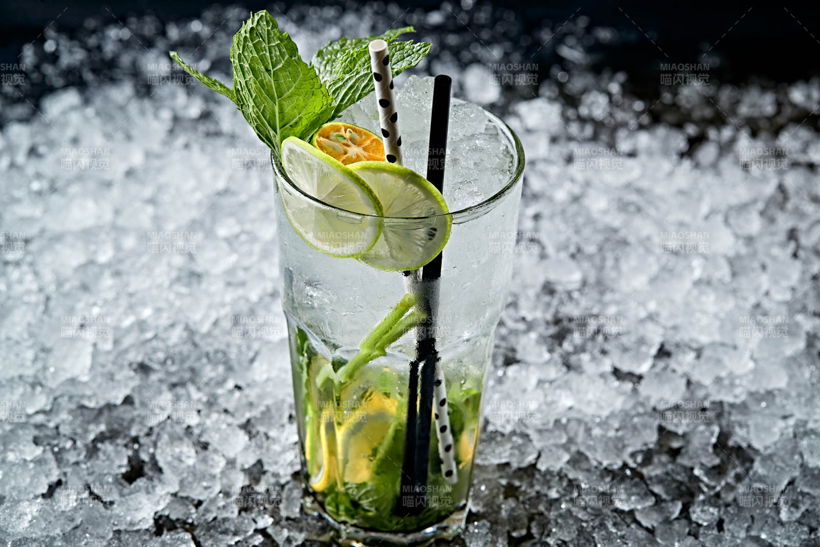 调制含酒精类饮品青柠薄荷叶雪碧伏特加