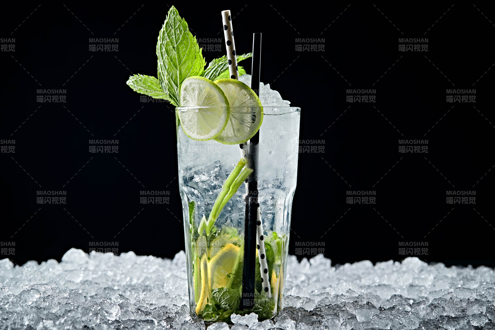 调制含酒精类饮品青柠薄荷叶雪碧伏特加