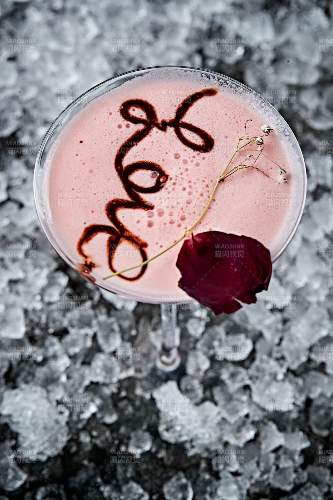 调制含酒精类饮品玫瑰草莓奶昔马天尼