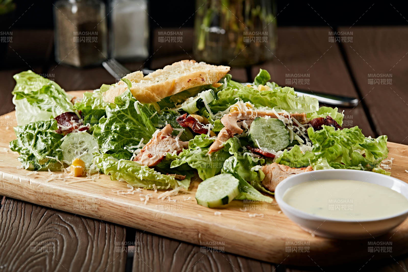 凯撒酱配生鲜蔬菜烤鸡肉沙拉