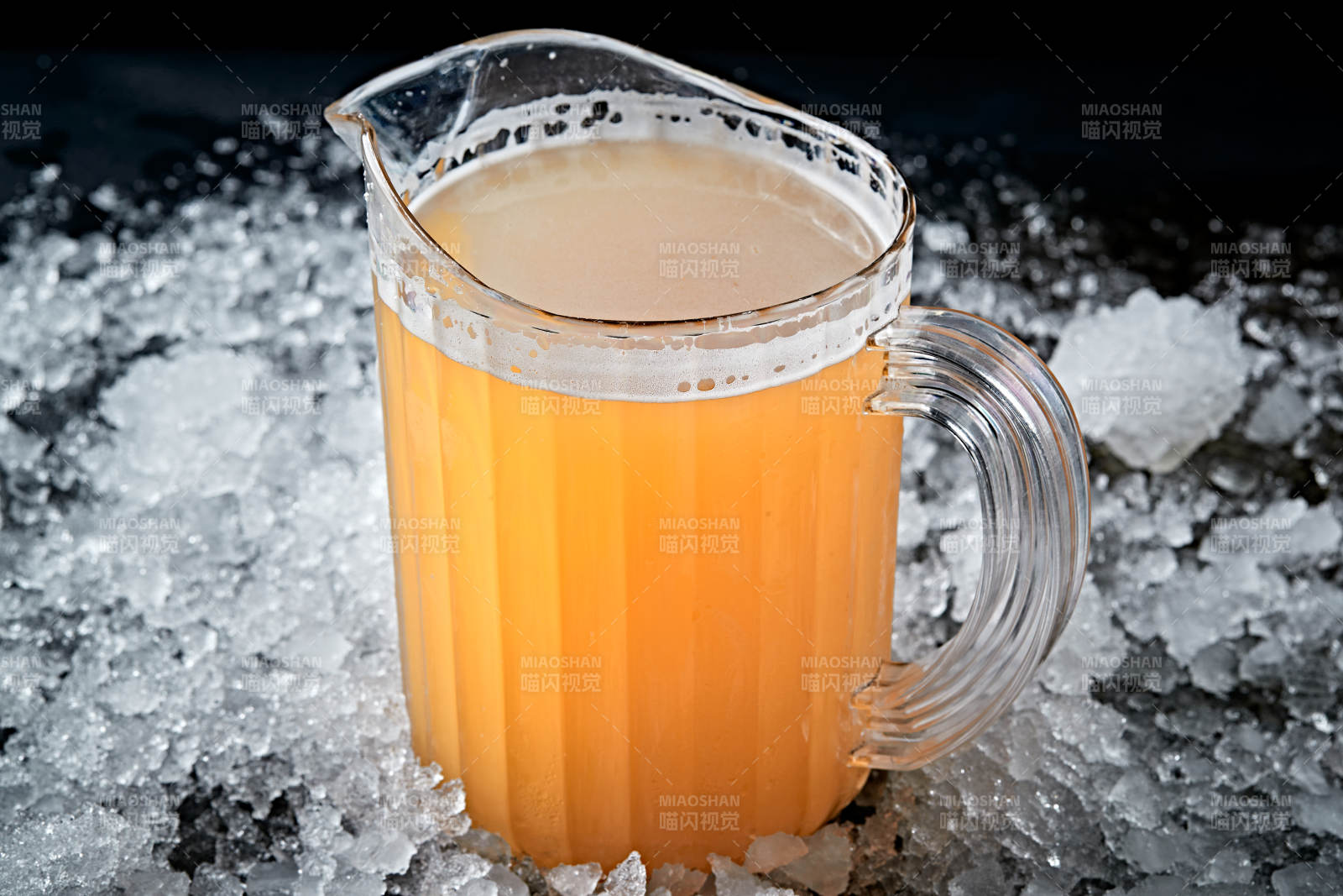 夏日里的冰镇精酿啤酒