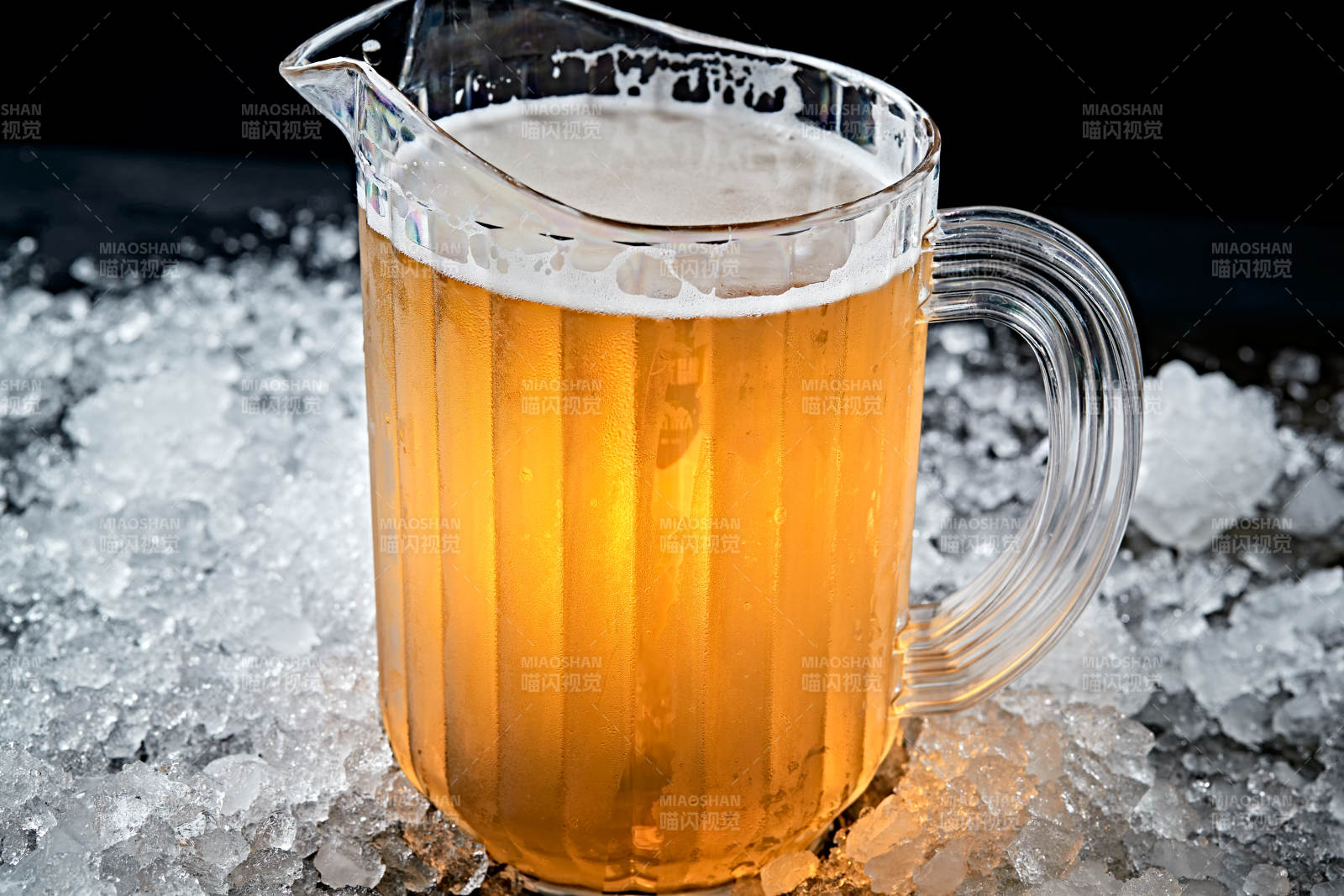 夏日里的冰镇精酿啤酒