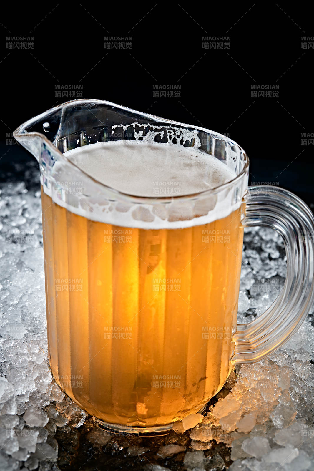 夏日里的冰镇精酿啤酒