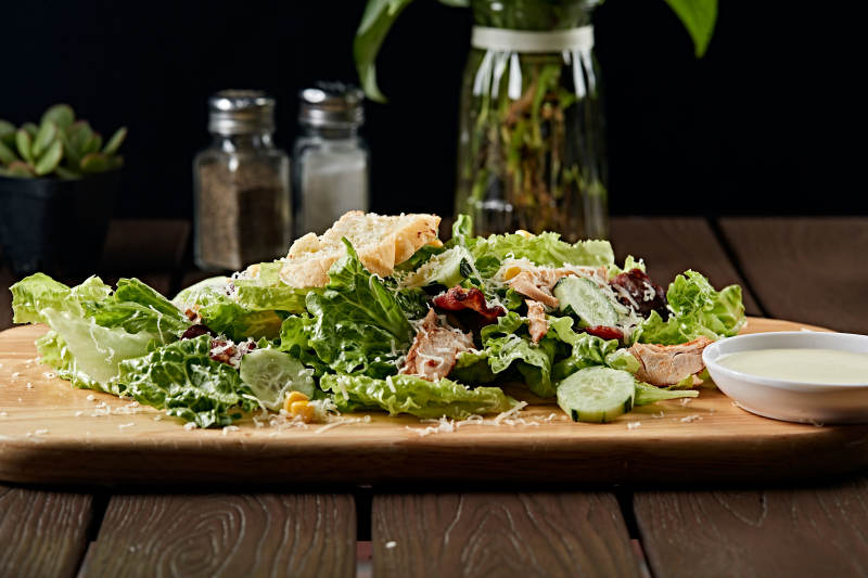 凯撒酱配生鲜蔬菜烤鸡肉沙拉