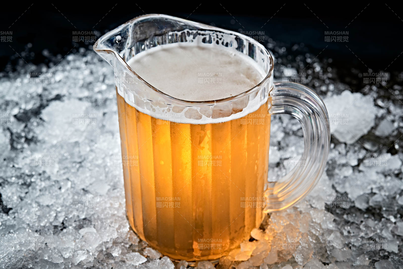 夏日里的冰镇精酿啤酒