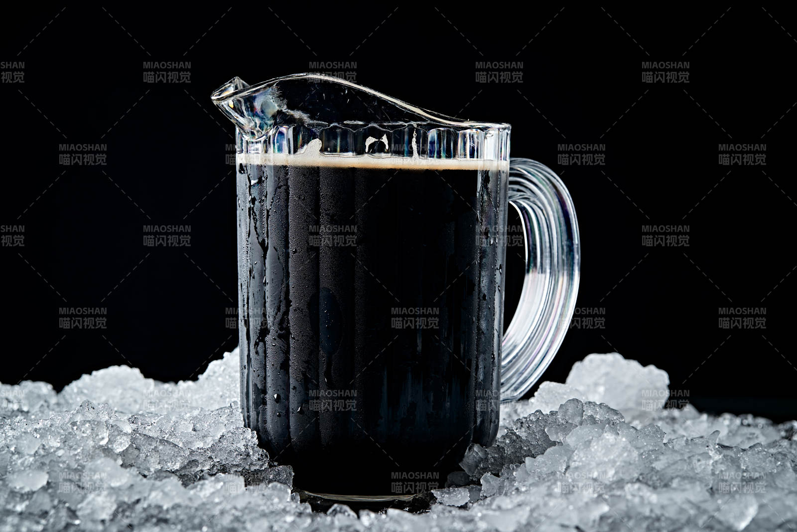 夏日里的冰镇精酿啤酒