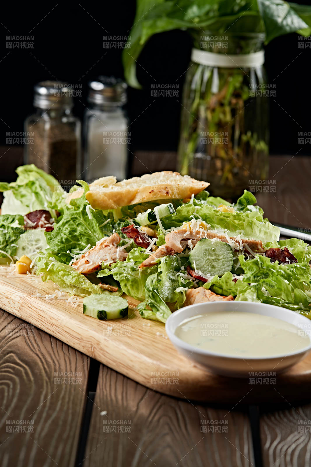 凯撒酱配生鲜蔬菜烤鸡肉沙拉
