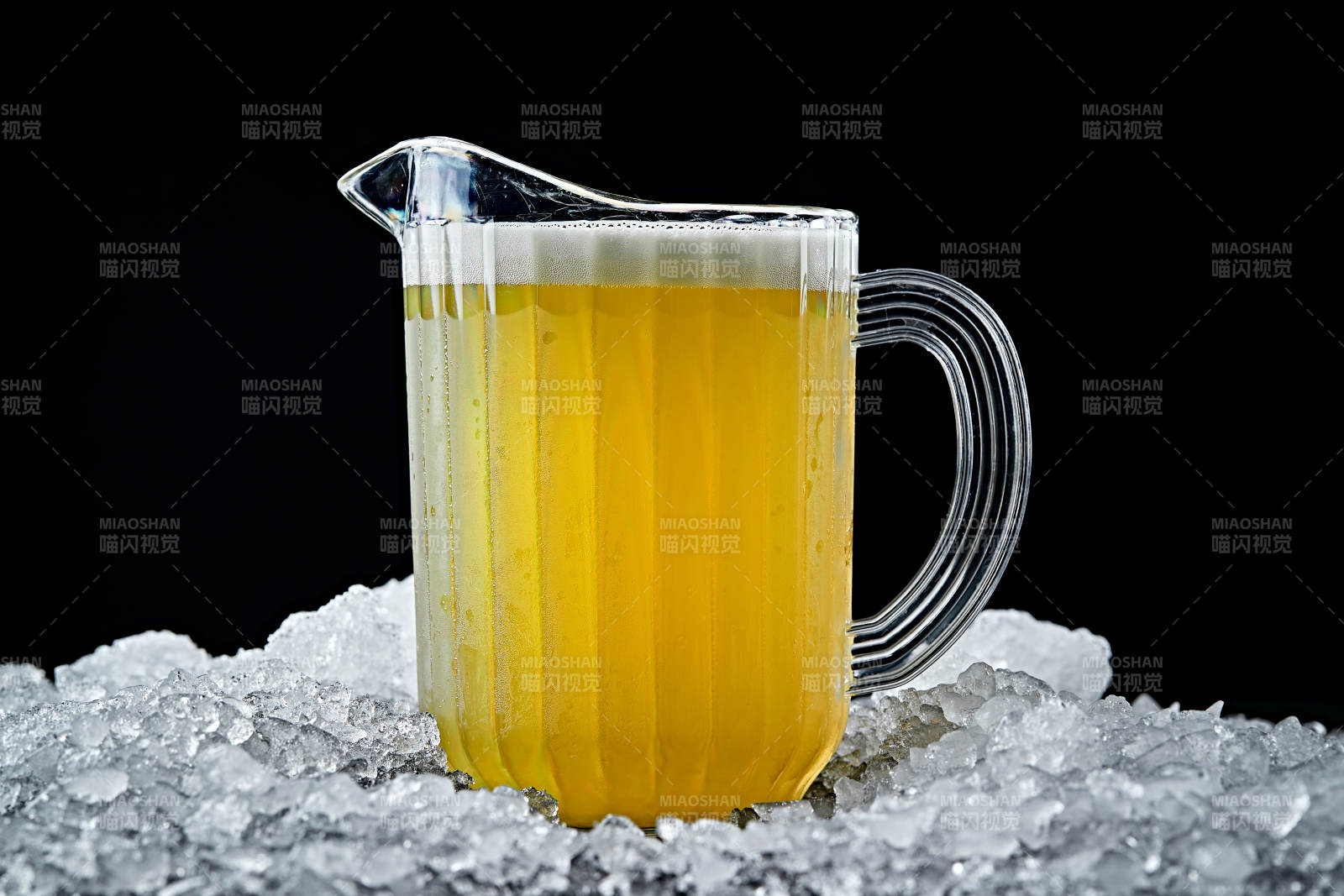 夏日里的冰镇精酿啤酒