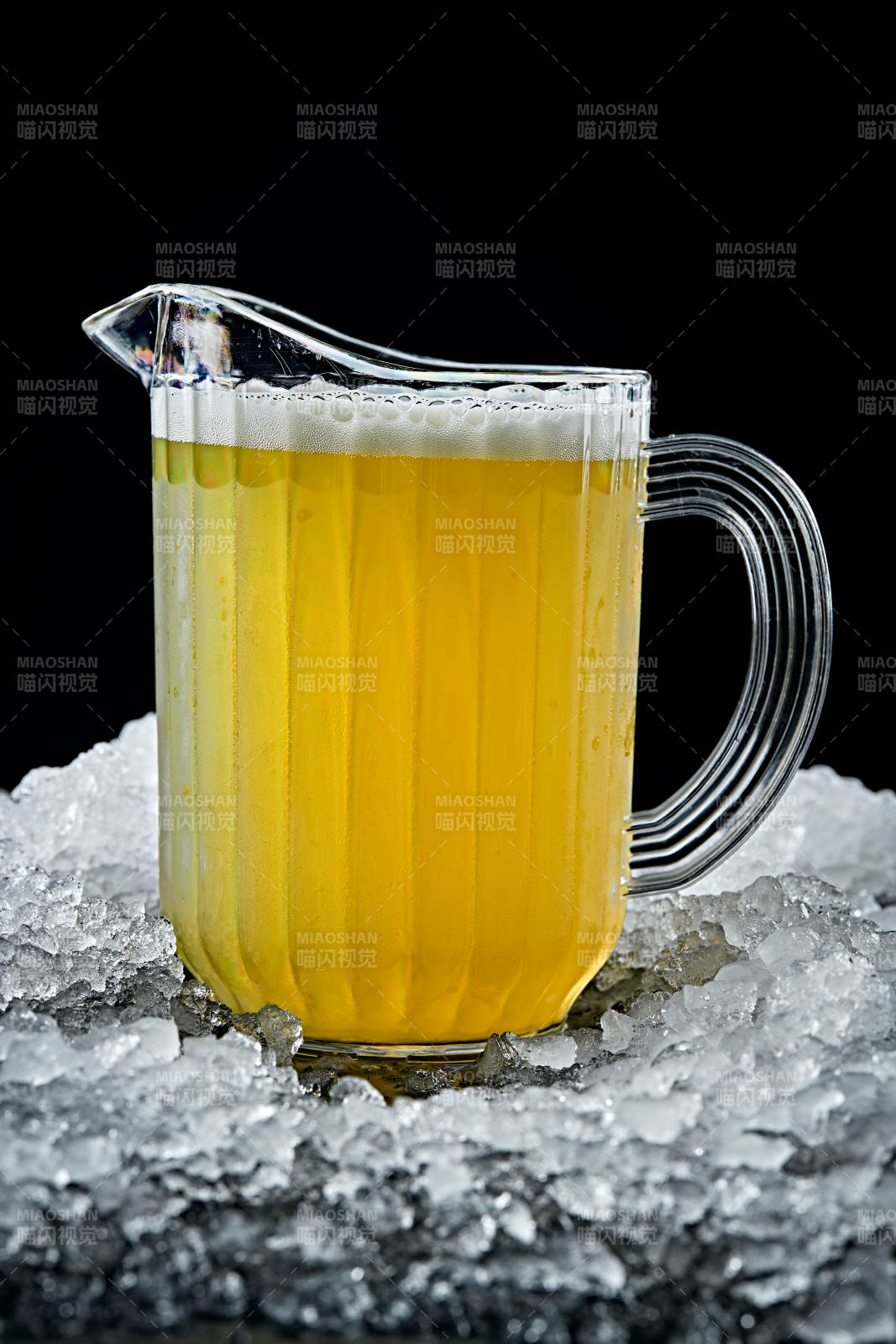 夏日里的冰镇精酿啤酒