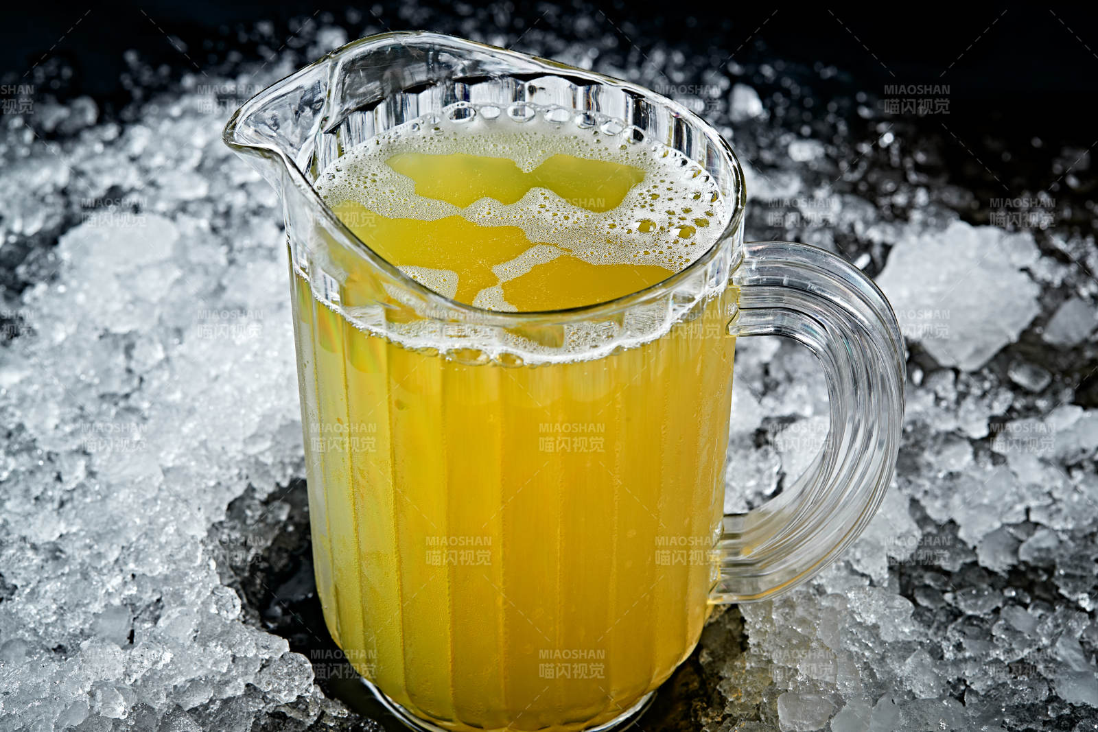 夏日里的冰镇精酿啤酒