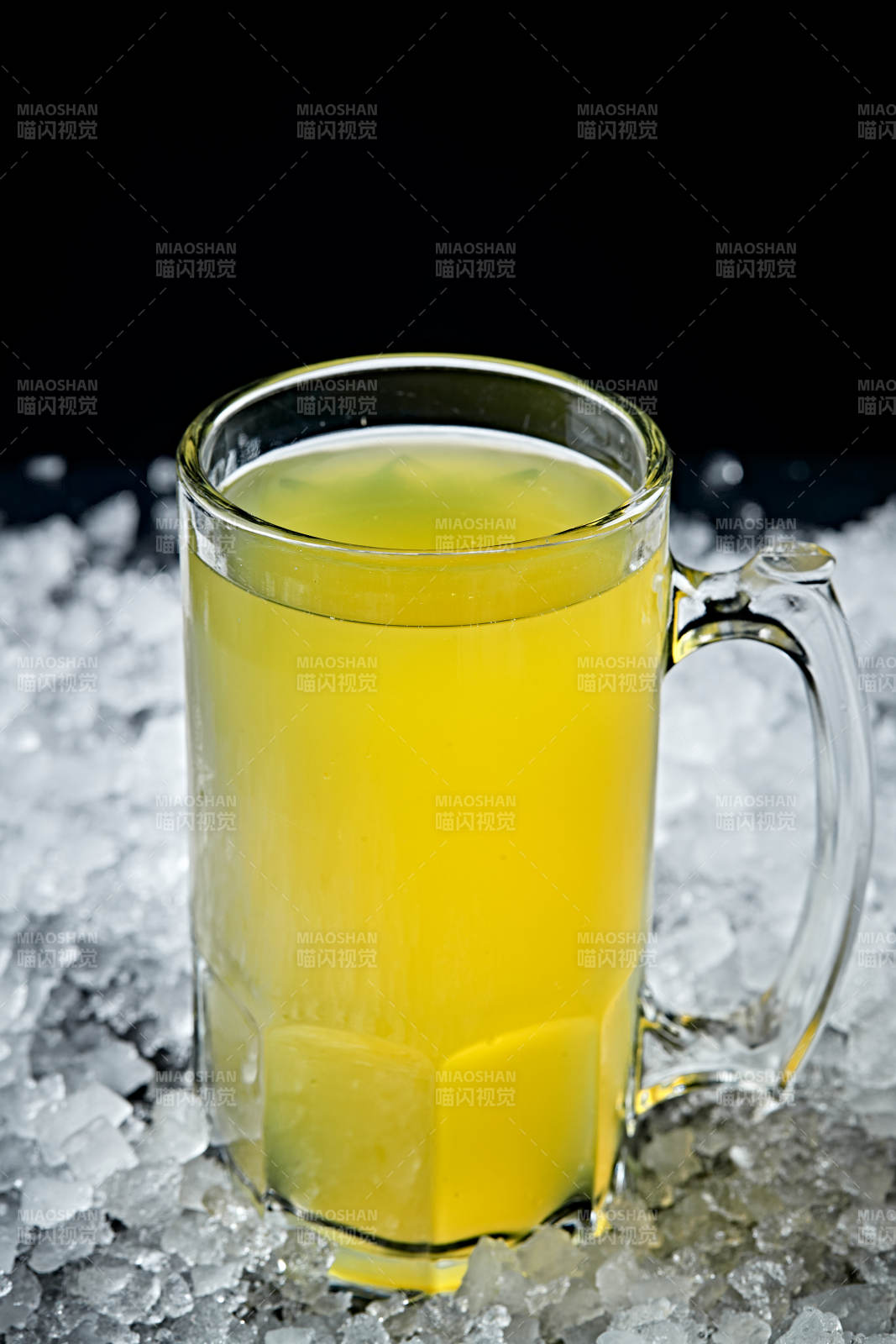 夏日里的冰镇精酿啤酒