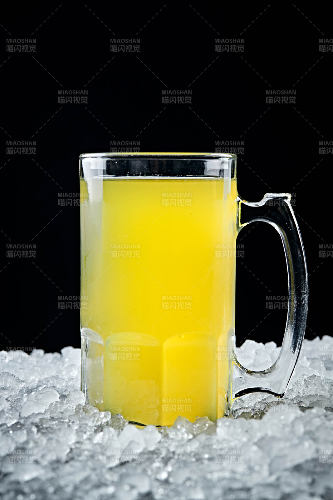 夏日里的冰镇精酿啤酒
