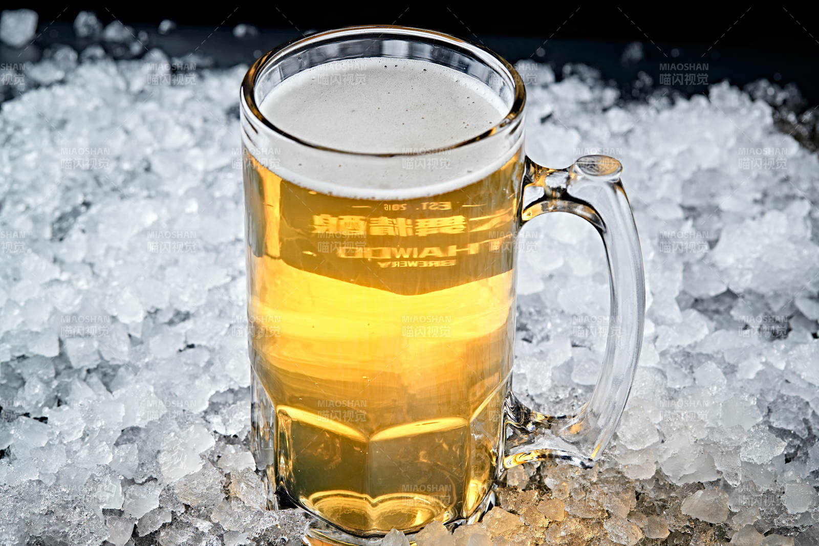 夏日里的冰鎮(zhèn)精釀啤酒