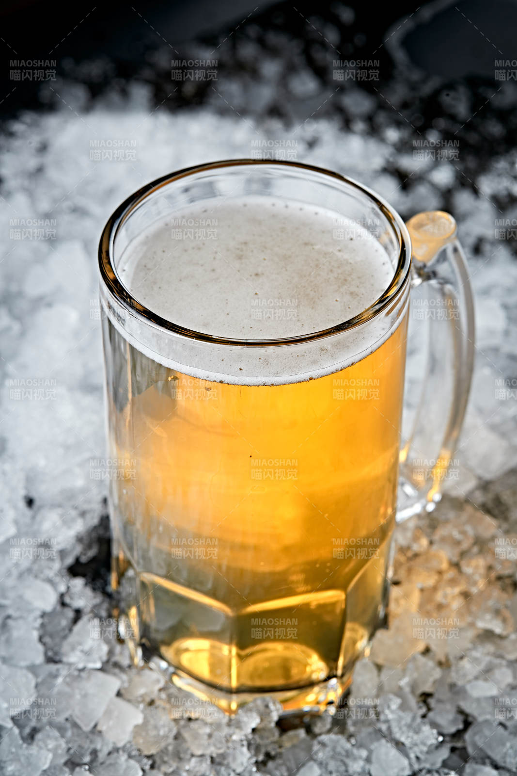 夏日里的冰鎮精釀啤酒