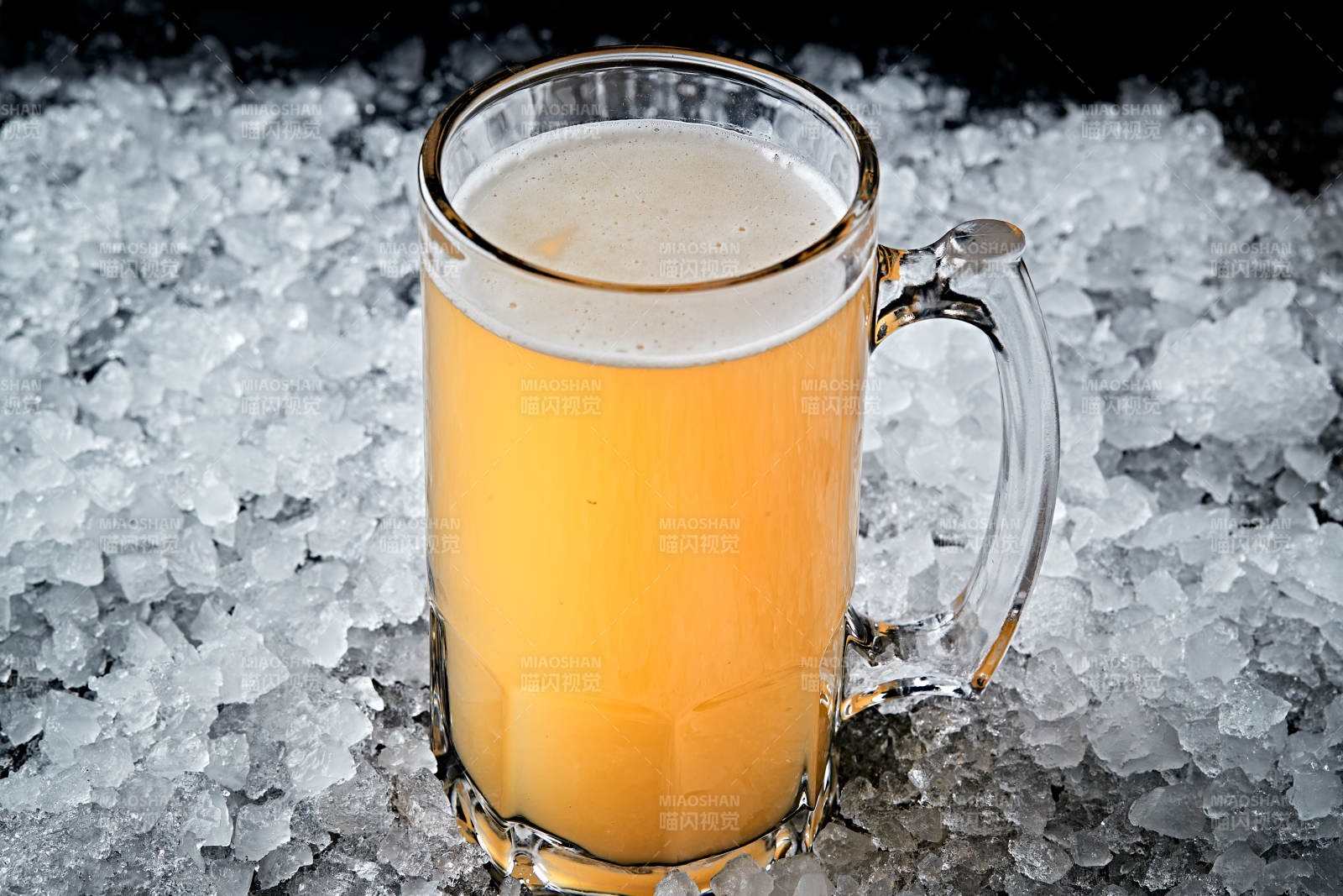 夏日里的冰鎮精釀啤酒