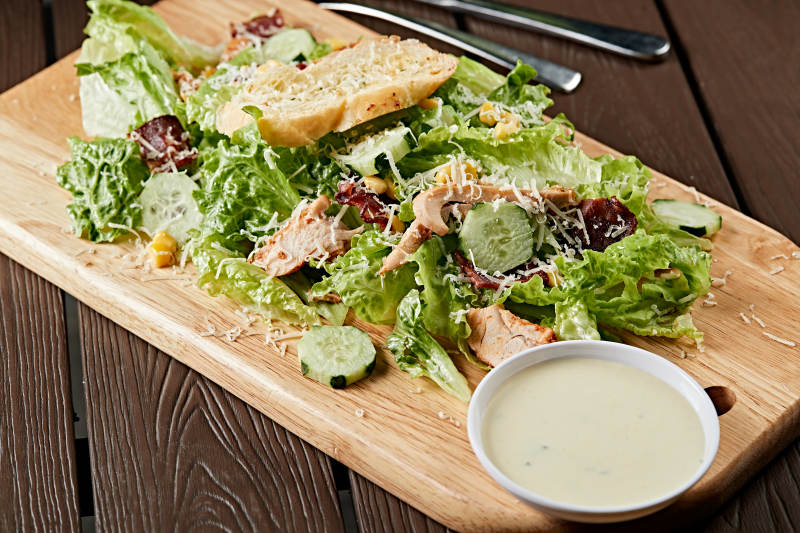 凯撒酱配生鲜蔬菜烤鸡肉沙拉