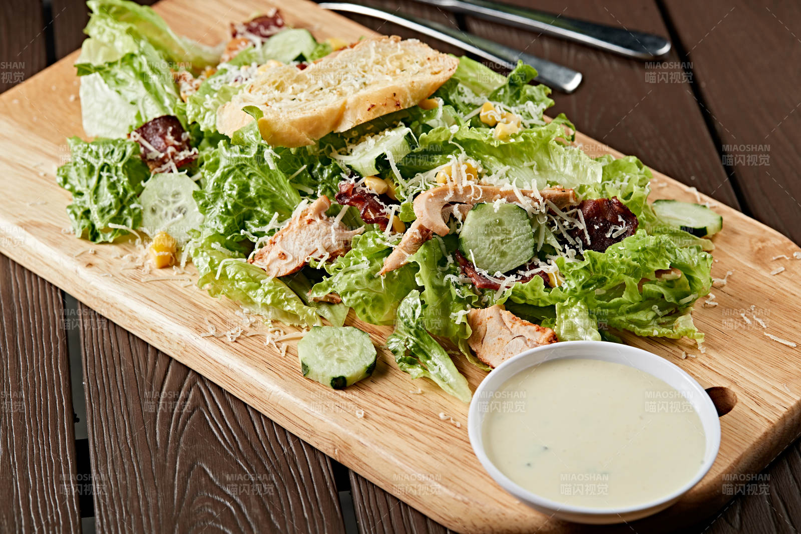 凯撒酱配生鲜蔬菜烤鸡肉沙拉