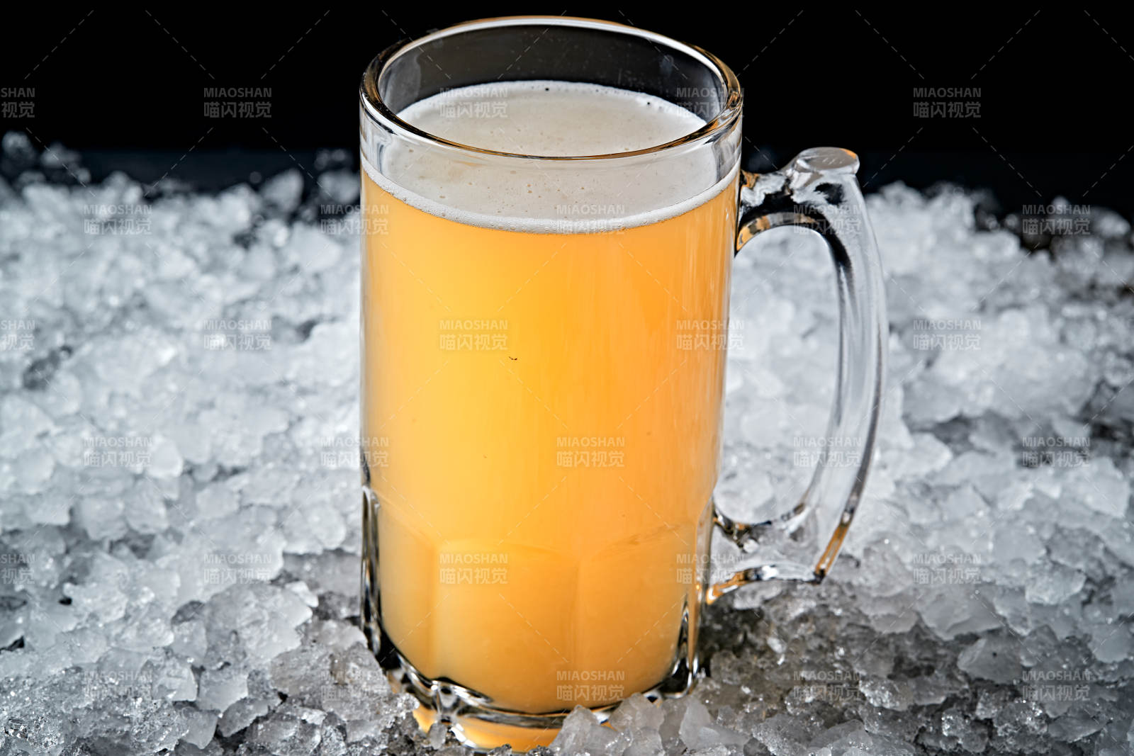 夏日里的冰鎮精釀啤酒