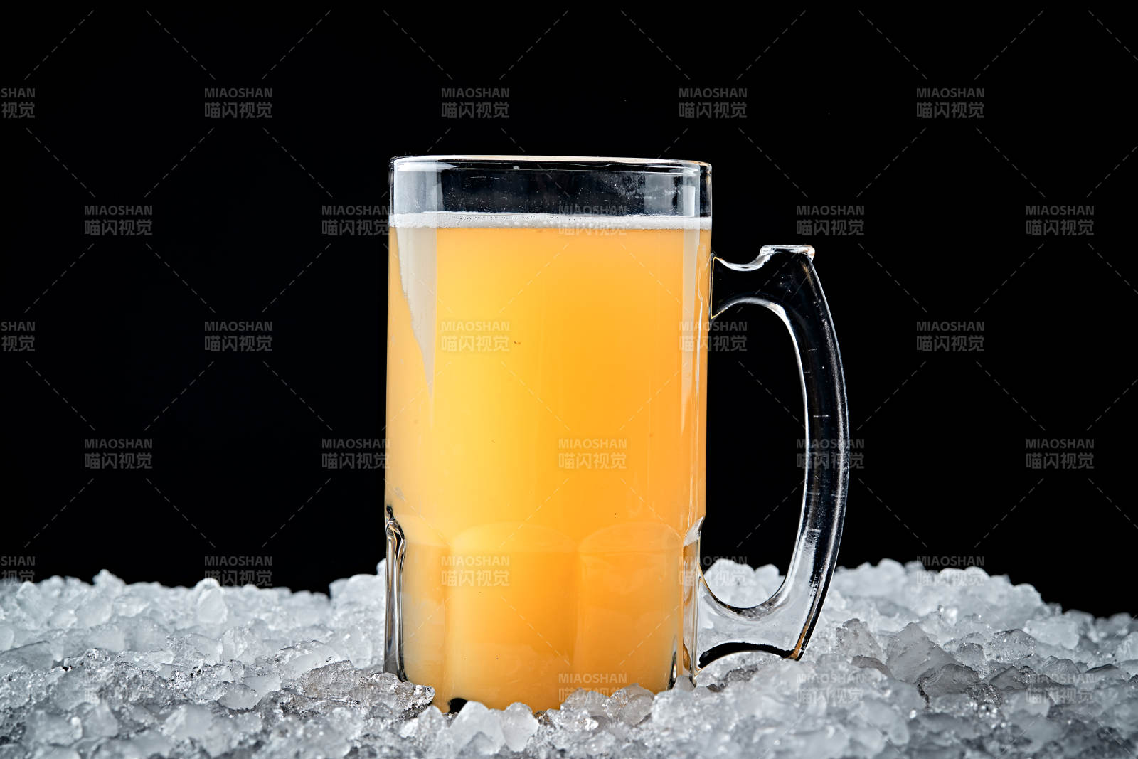 夏日里的冰鎮精釀啤酒