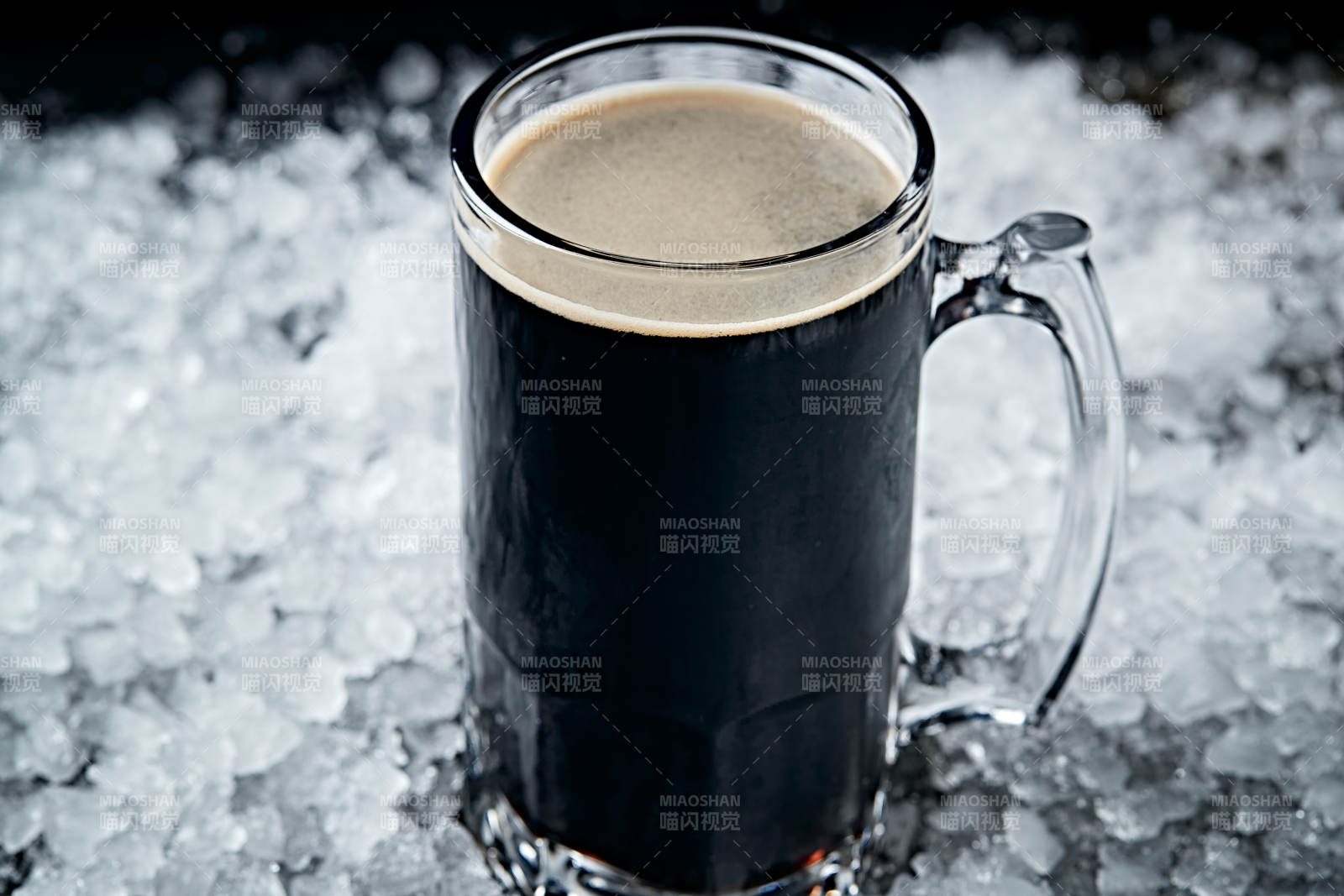 夏日里的冰鎮精釀啤酒