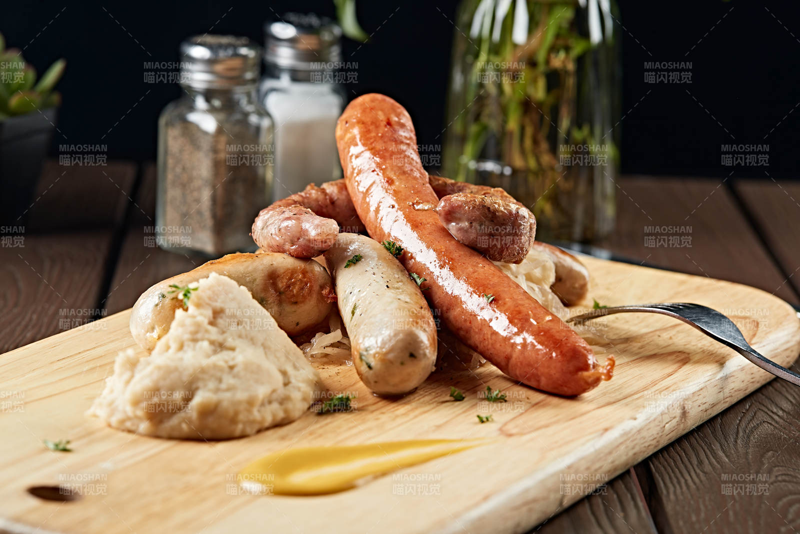 德国烤肠配酸菜土豆泥