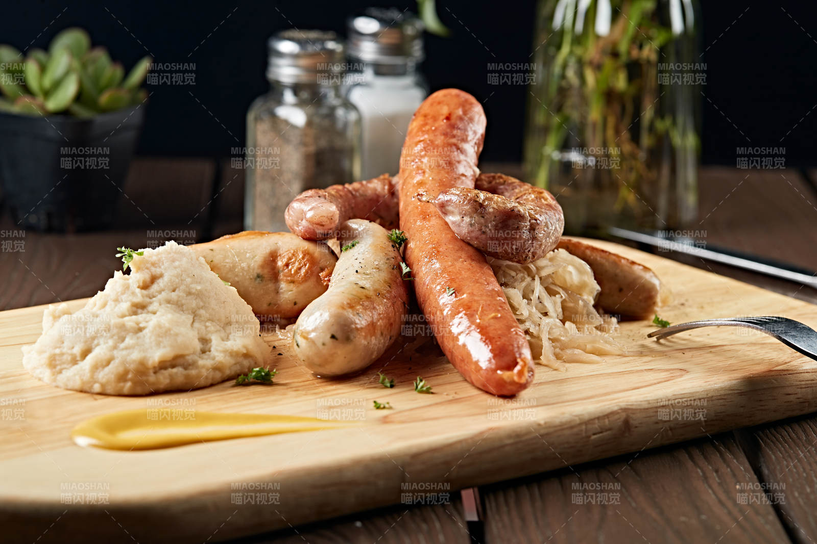 德国烤肠配酸菜土豆泥