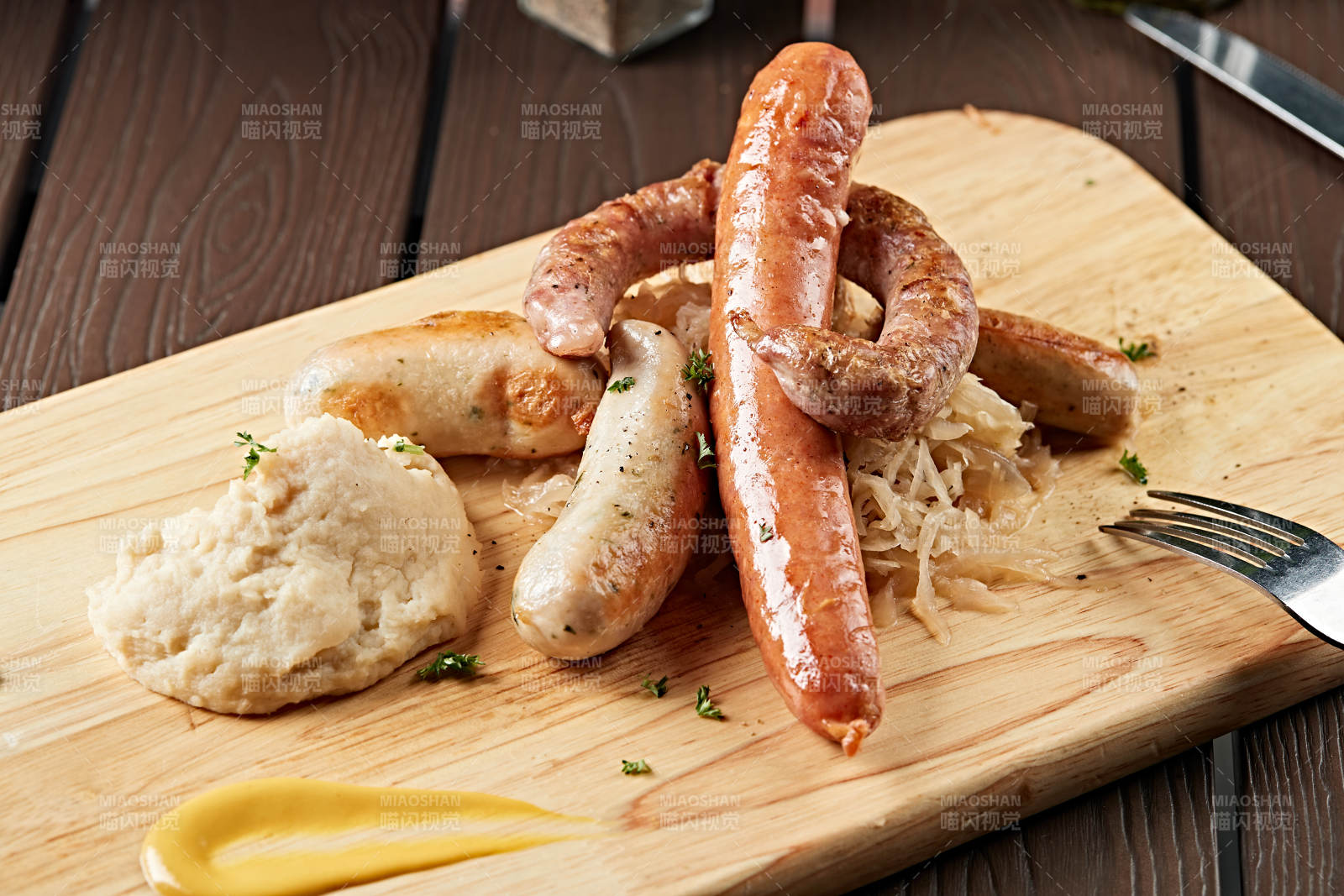 德国烤肠配酸菜土豆泥