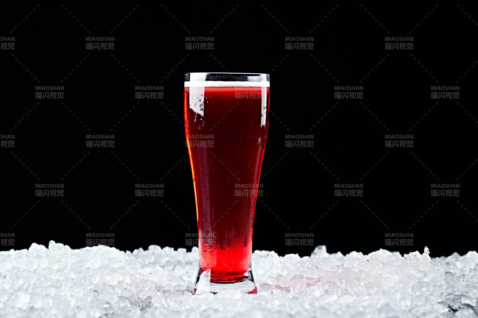 夏日里的冰镇精酿啤酒