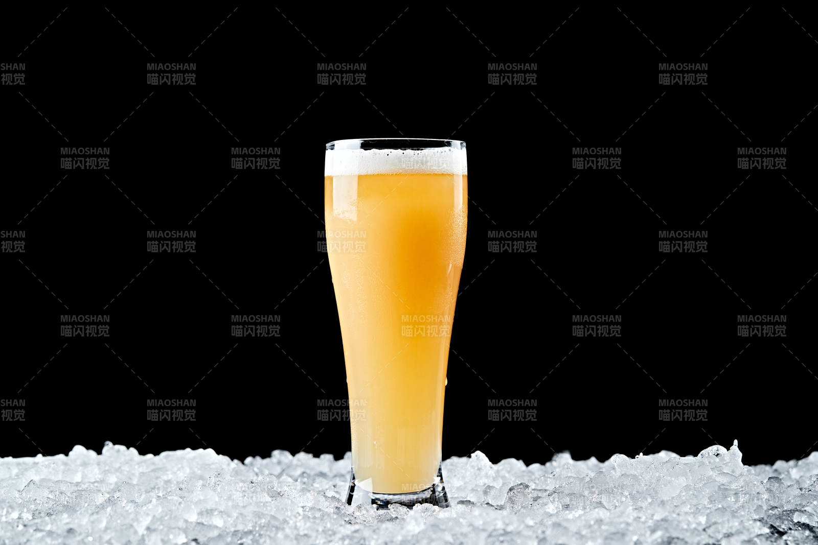 夏日里的冰镇精酿啤酒