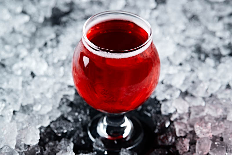 夏日里的冰镇精酿啤酒