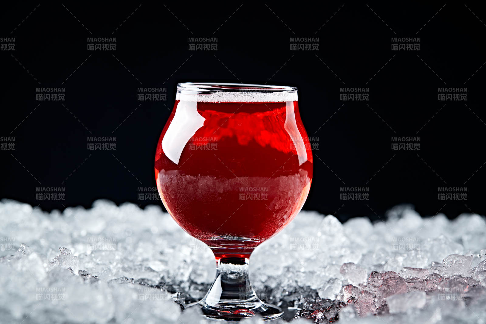 夏日里的冰镇精酿啤酒