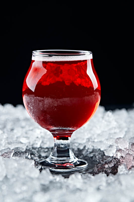 夏日里的冰镇精酿啤酒