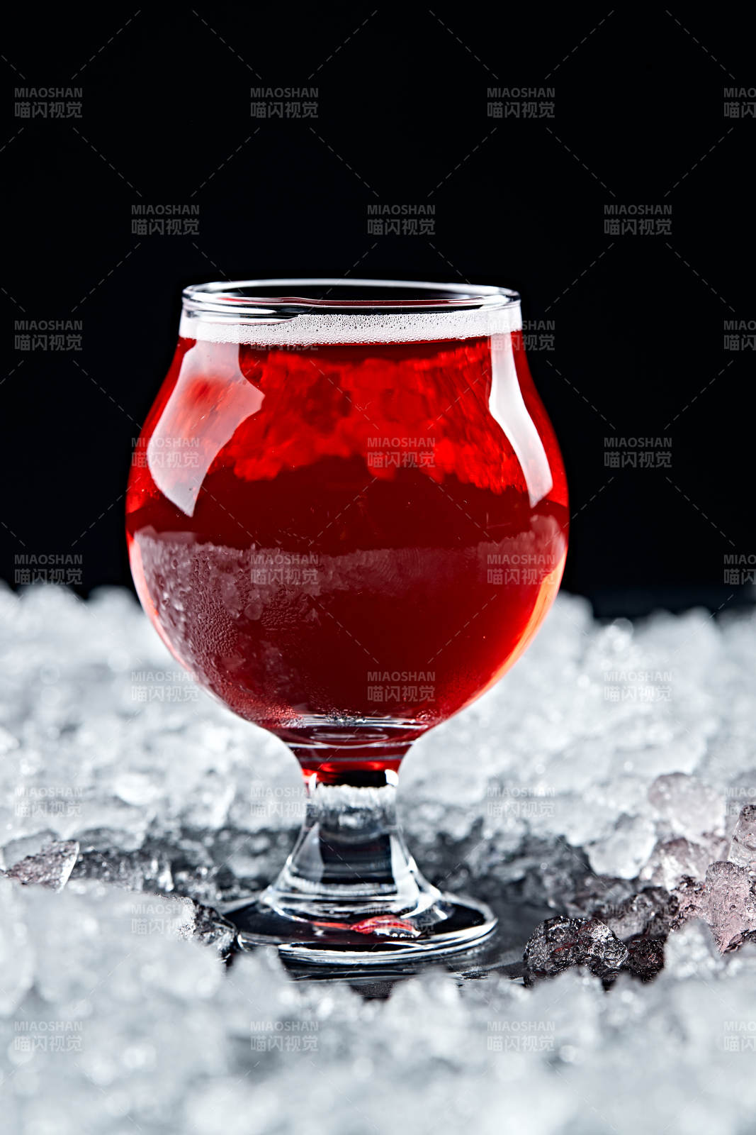 夏日里的冰镇精酿啤酒