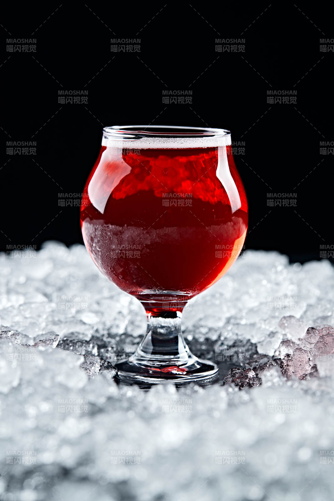 夏日里的冰镇精酿啤酒