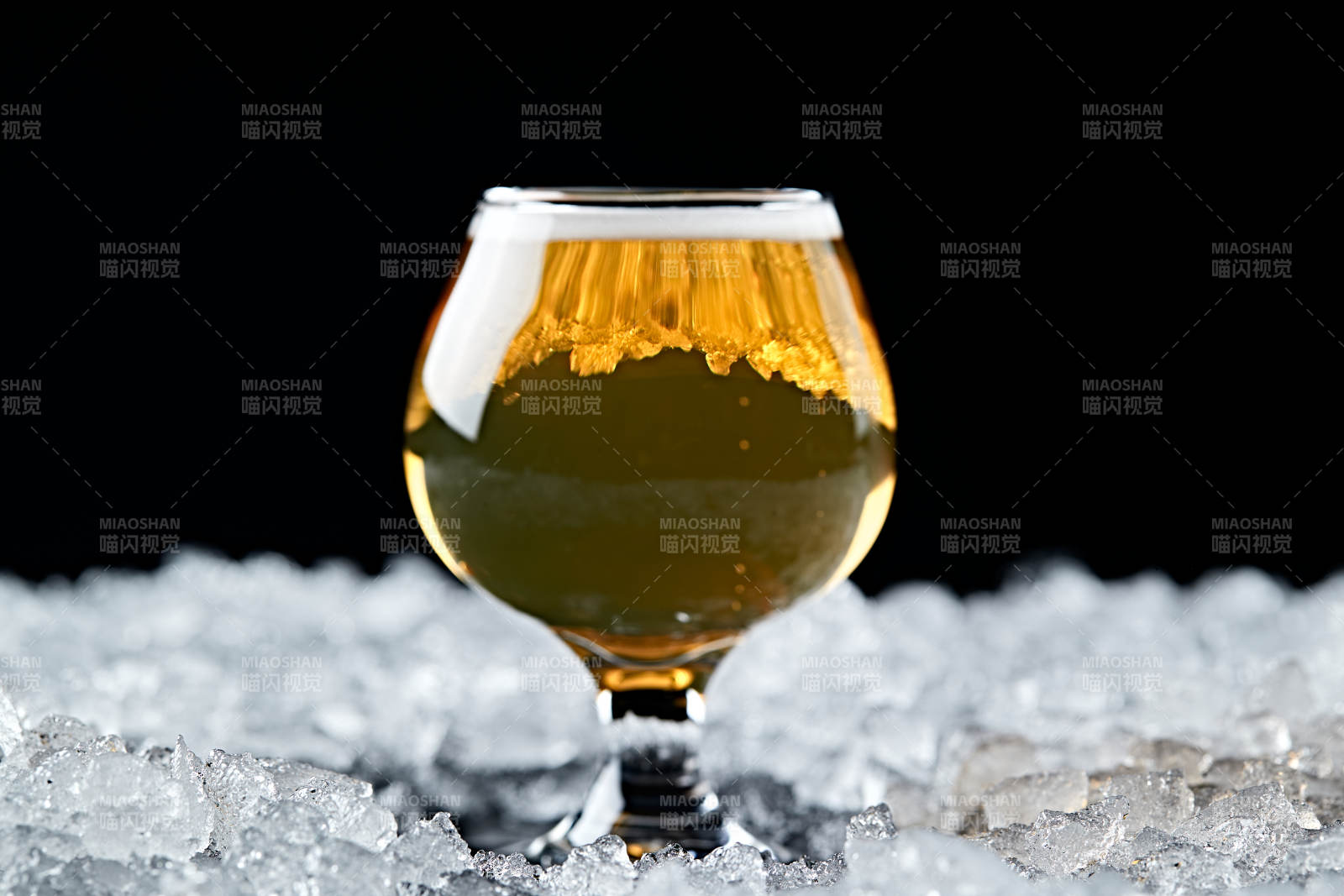 夏日里的冰镇精酿啤酒