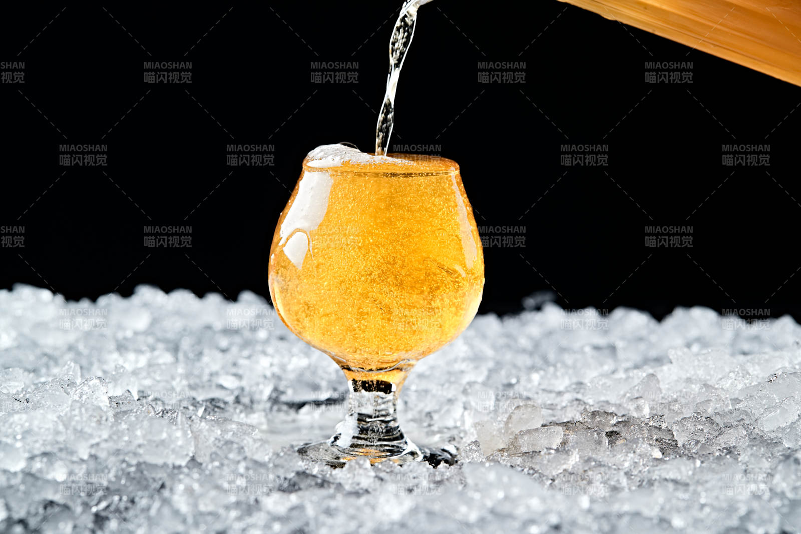 夏日里的冰镇精酿啤酒