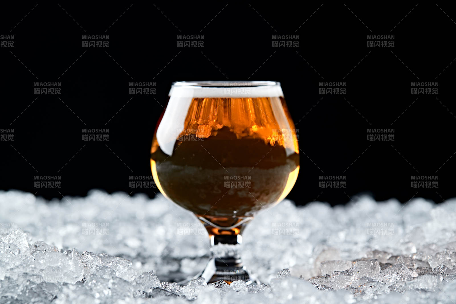 夏日里的冰镇精酿啤酒