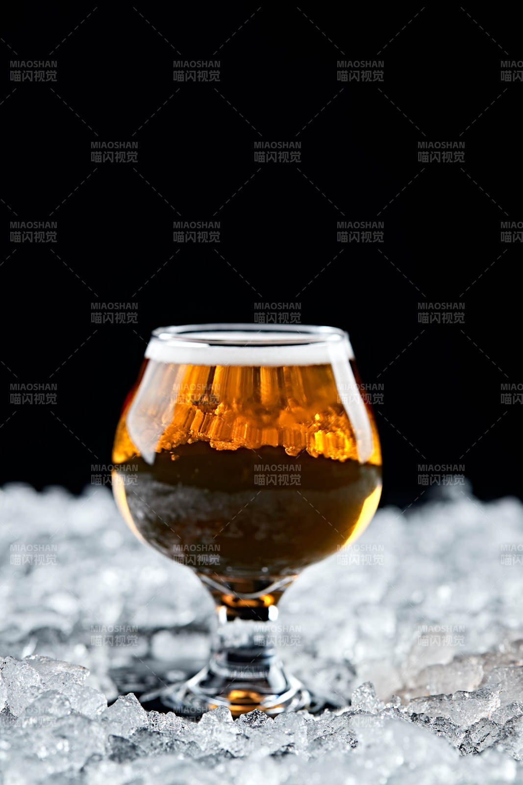 夏日里的冰镇精酿啤酒