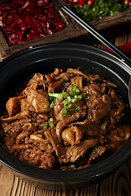 砂锅松蘑烧鸡块