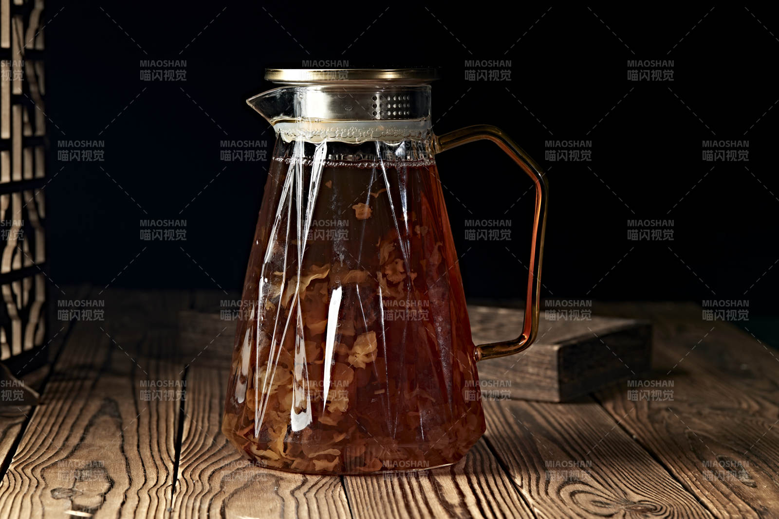 玻璃器皿装的鲜榨果蔬汁