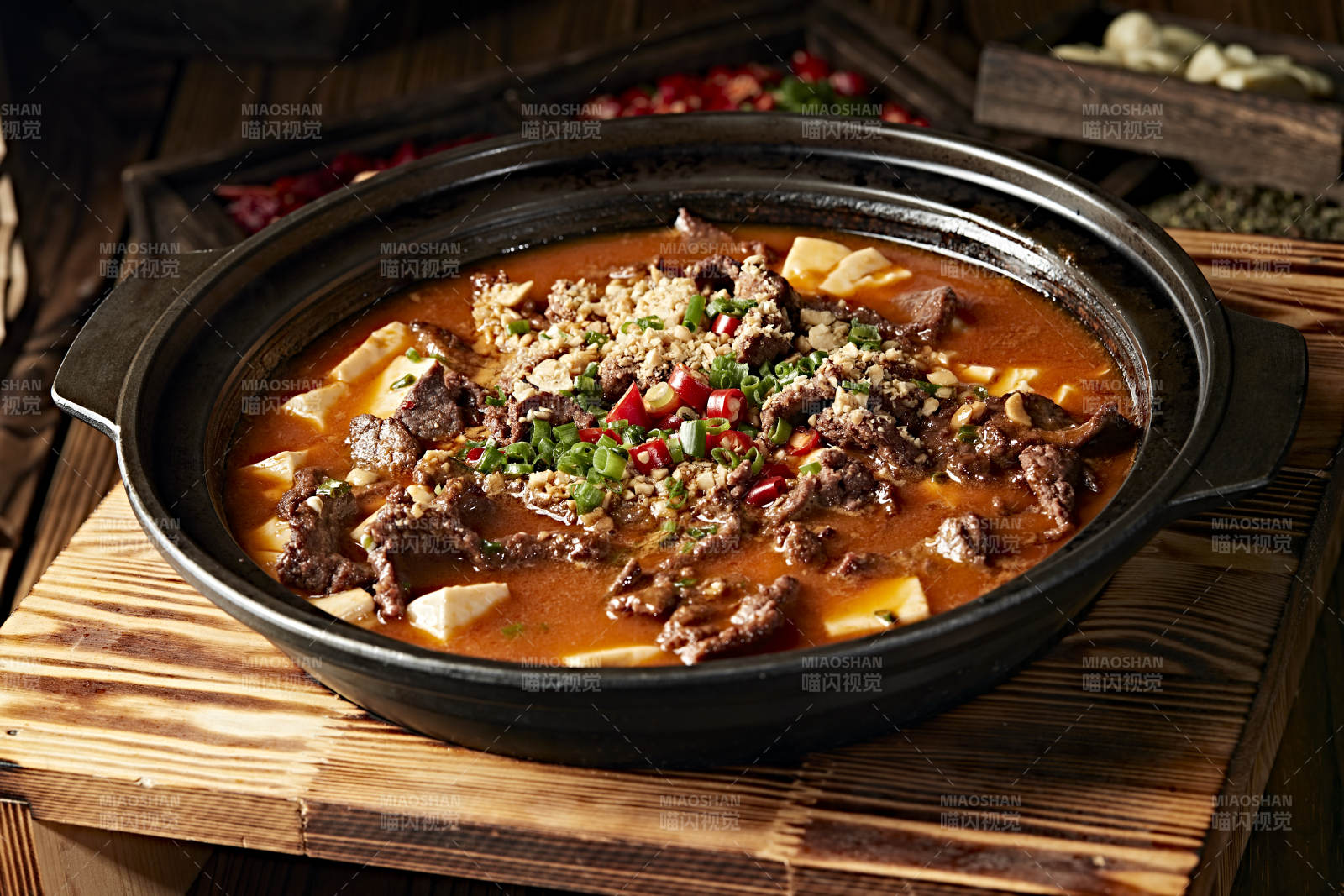 砂锅水煮牛肉内酯豆腐