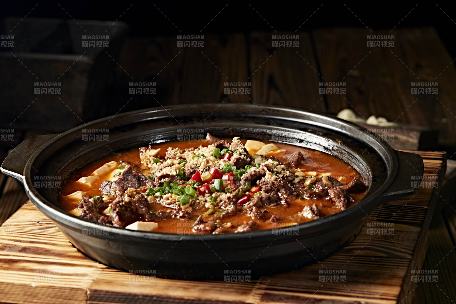 砂锅水煮牛肉内酯豆腐