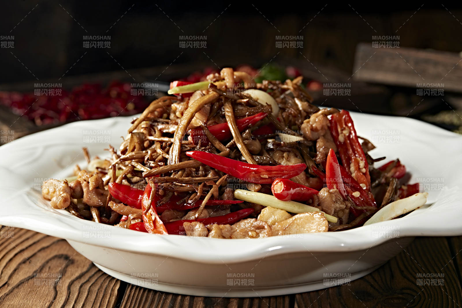 辣椒爆炒茶树菇猪梅肉