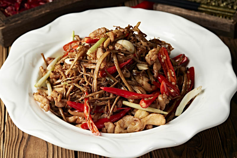 辣椒爆炒茶树菇猪梅肉