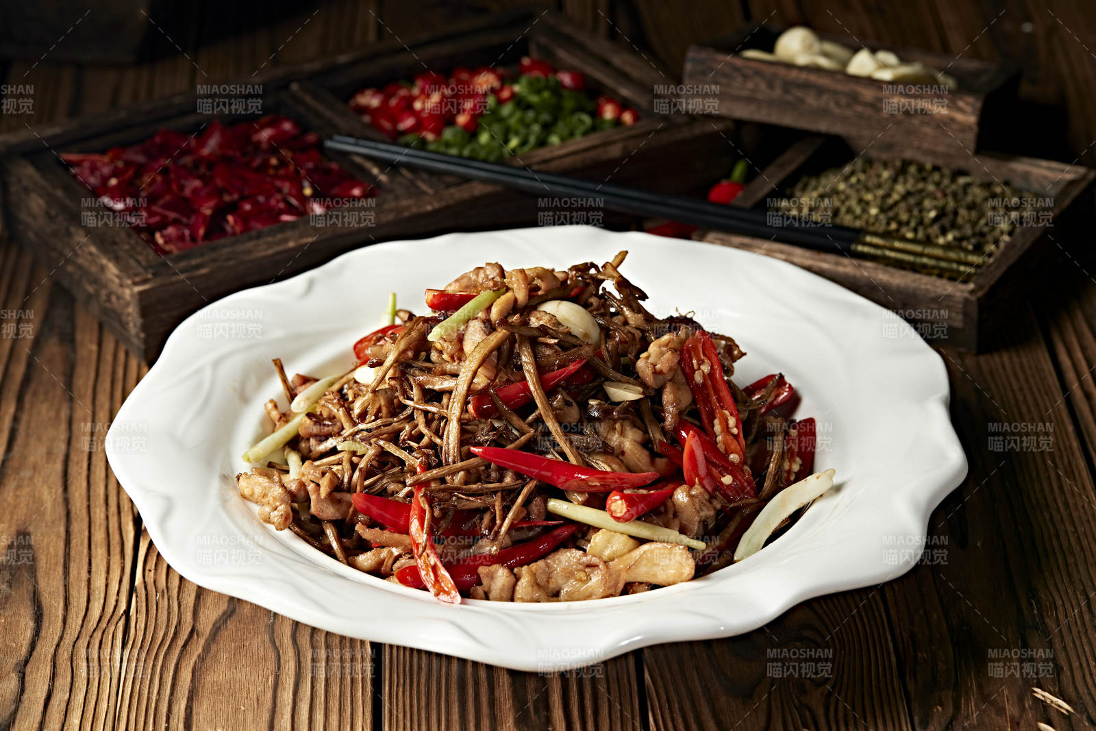 辣椒爆炒茶树菇猪梅肉