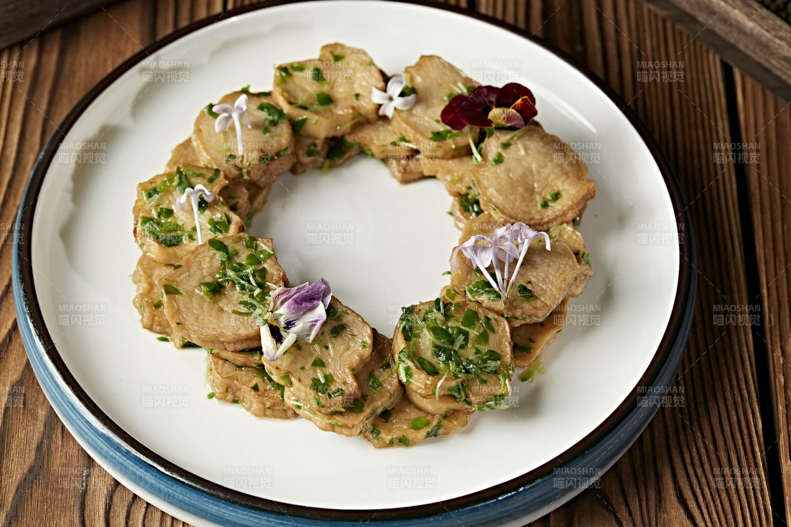 紫苏叶碎凉拌杏鲍菇片