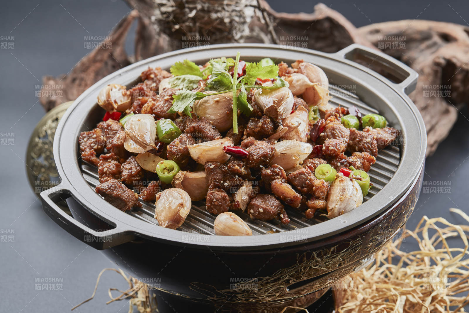 鐵板餐具裝的孜然毛蒜燒羊肉