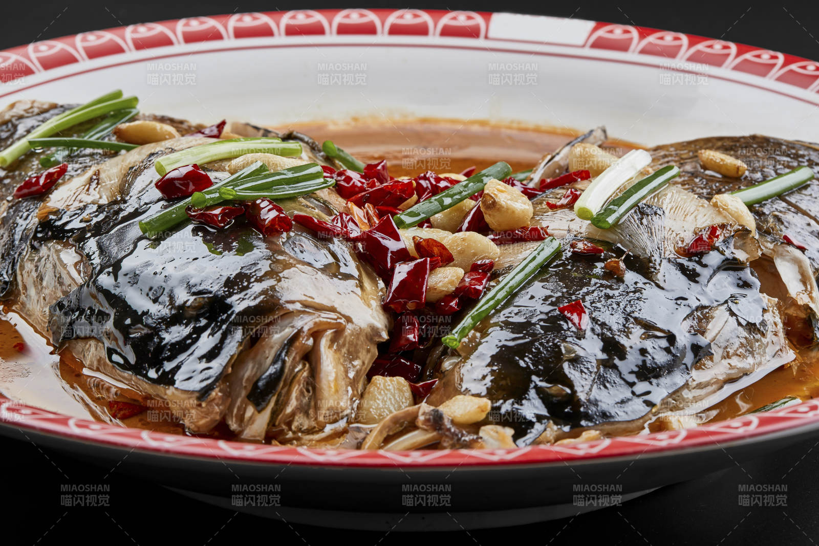 大瓷盤裝的醬香千島湖野生大鰱魚頭